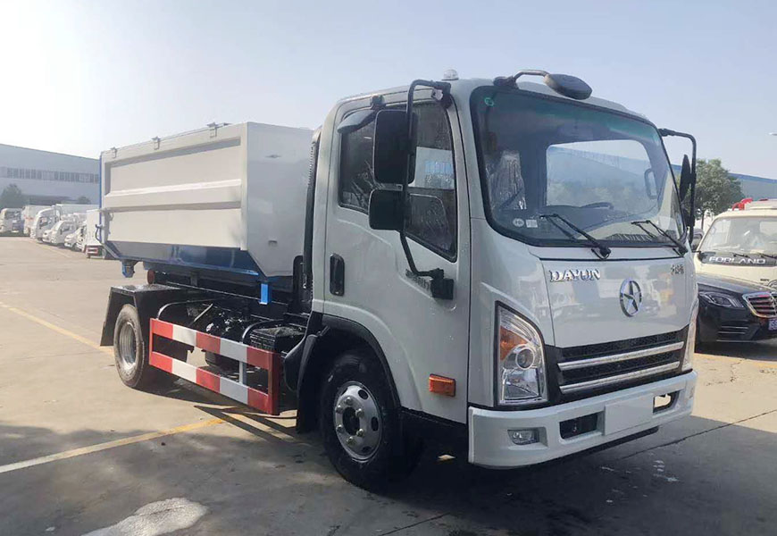 大運(yùn)勾臂垃圾車(chē)